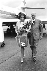 Rina Lodders (Miss Holland Benelux) bij vertrek vanaf Schiphol Naast haar direc, Bestanddeelnr 914-1841