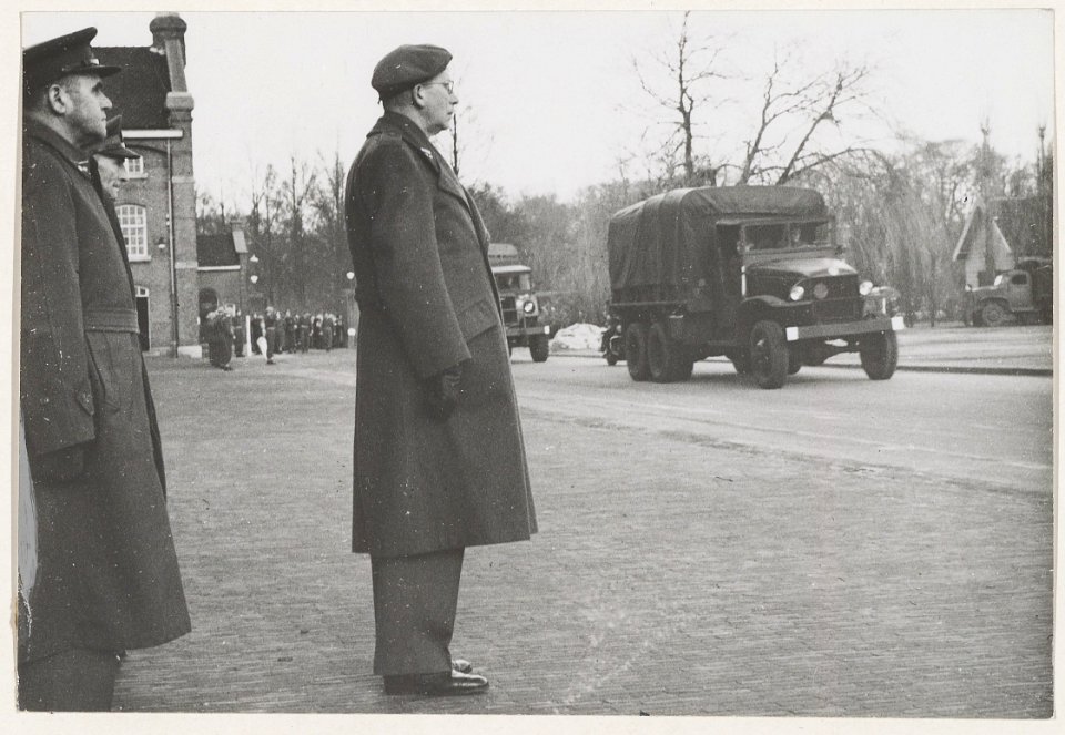 Ripperdakazerne. Met een parade nemen militairen van het militaire depot A.A.T. alhier afscheid van commandant R.K. Kloppers. NL-HlmNHA 54004516