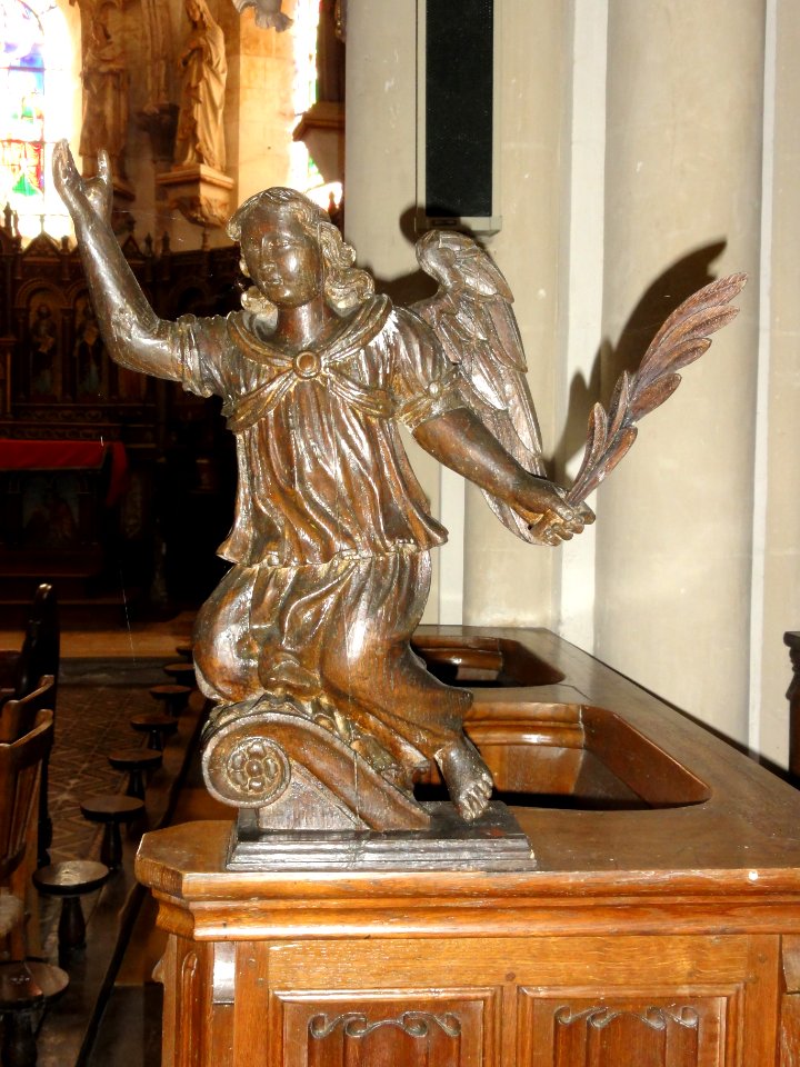 Riville (Seine-Mar.) église, statue 20 ange des stalles