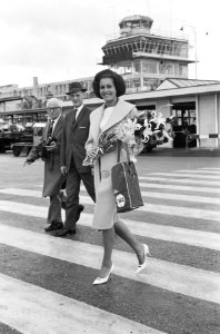 Rina Lodders (Miss Holland Benelux) bij vertrek vanaf Schiphol, Bestanddeelnr 914-1838