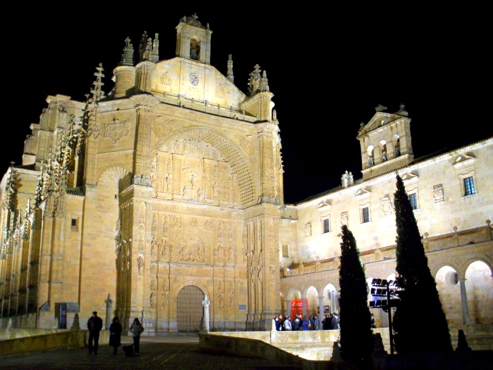 Salamanca - Convento de San Esteban, fachada occidental, nocturno 1