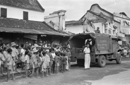 Salatiga. De voorlichting van de bevolking der bevrijde gebieden is op moderne w, Bestanddeelnr 392-2-4