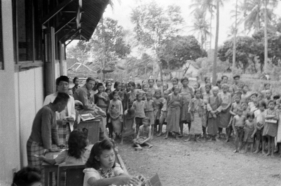 Salatiga Textielverstrekking door het Nederlandse Rode Kruis te Bringin. In lom, Bestanddeelnr 372-4-2