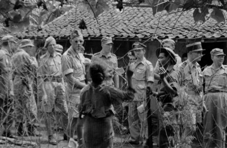 Salatiga. Bezoek militaire waarnemers aan Salatiga sector. Het gezelschap bestaa, Bestanddeelnr 374-3-4