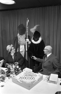 2.000.000 Passagier van KLM echtpaar Bardoel met St. Nicolaas, Bestanddeelnr 921-9120
