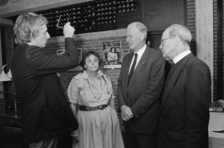 20 jaar IKV v.l.n.r. Mient Jan Faber , Ien van de Heuvel , minister Van Eekelen, Bestanddeelnr 934-0610 photo