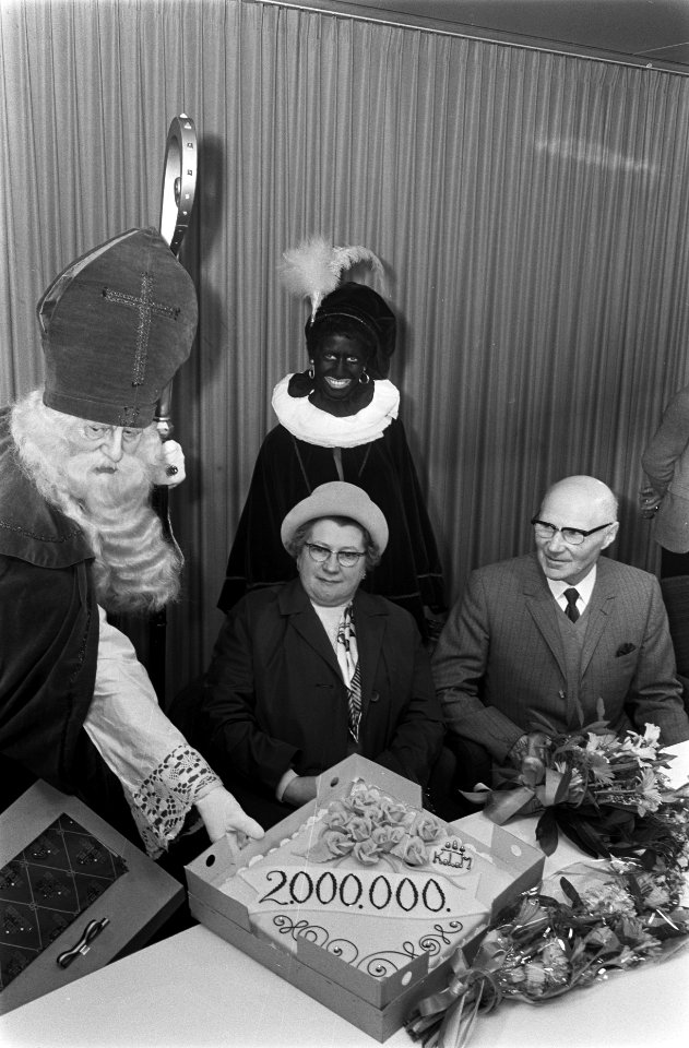 2.000.000 Passagier van KLM echtpaar Bardoel met St. Nicolaas, Bestanddeelnr 921-9121
