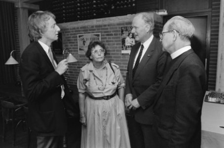 20 jaar IKV v.l.n.r. Mient Jan Faber , Ien van de Heuvel , minister Van Eekelen, Bestanddeelnr 934-0611 photo