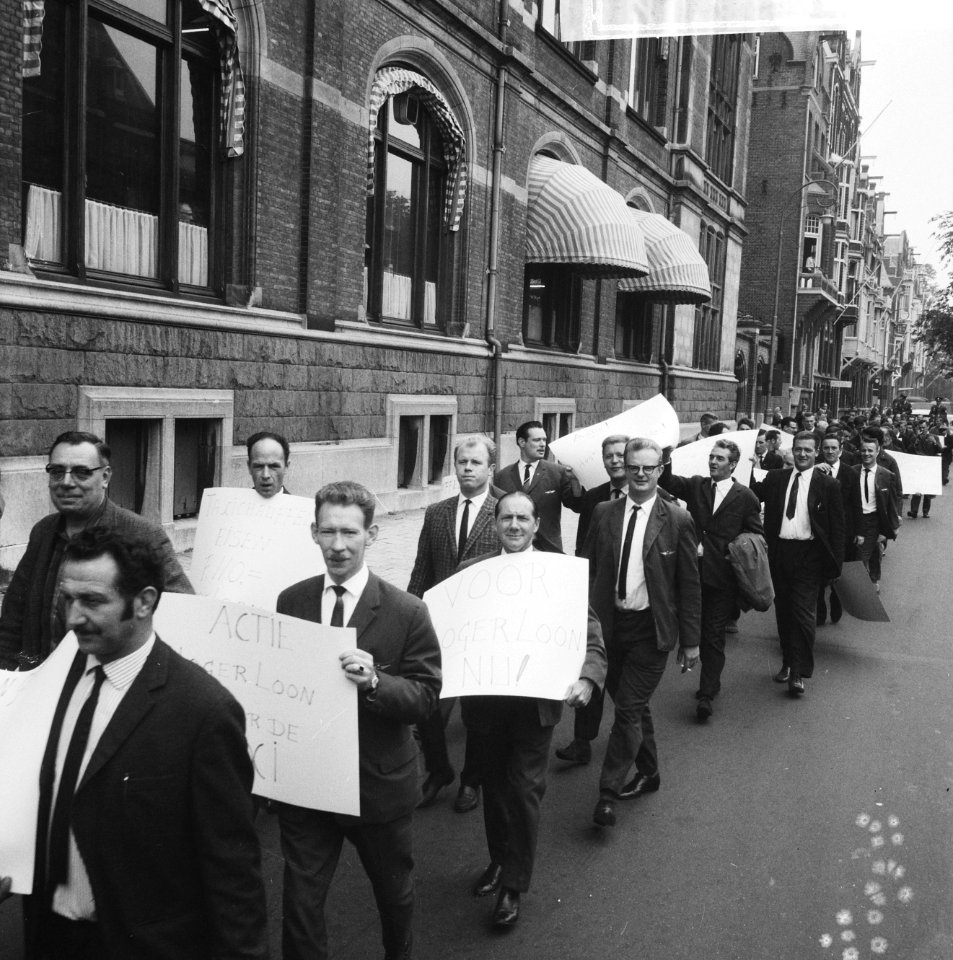 200 Taxichauffeurs staken, met leuzen trokken zij langs d kantoren, Bestanddeelnr 918-1991