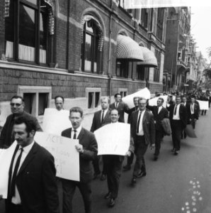 200 Taxichauffeurs staken, met leuzen trokken zij langs d kantoren, Bestanddeelnr 918-1991 photo