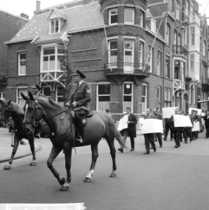 200 Taxichauffeurs staken, met leuzen trokken zij langs d kantoren, Bestanddeelnr 918-1989