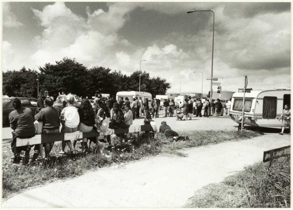 20.000 Christenzigeuners wachten in Deelgebied Houtrak op de toegang tot de Houtrakpolder, i.v.m. het slechte terrein bij de Amerikahaven. NL-HlmNHA 54031365