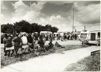 20.000 Christenzigeuners wachten in Deelgebied Houtrak op de toegang tot de Houtrakpolder, i.v.m. het slechte terrein bij de Amerikahaven. NL-HlmNHA 54031365