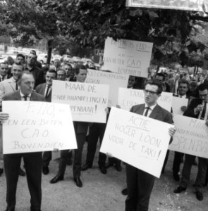 200 Taxichauffeurs staken, met leuzen trokken zij langs d kantoren, Bestanddeelnr 918-1986