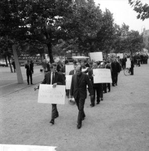 200 Taxichauffeurs staken, met leuzen trokken zij langs d kantoren, Bestanddeelnr 918-1990