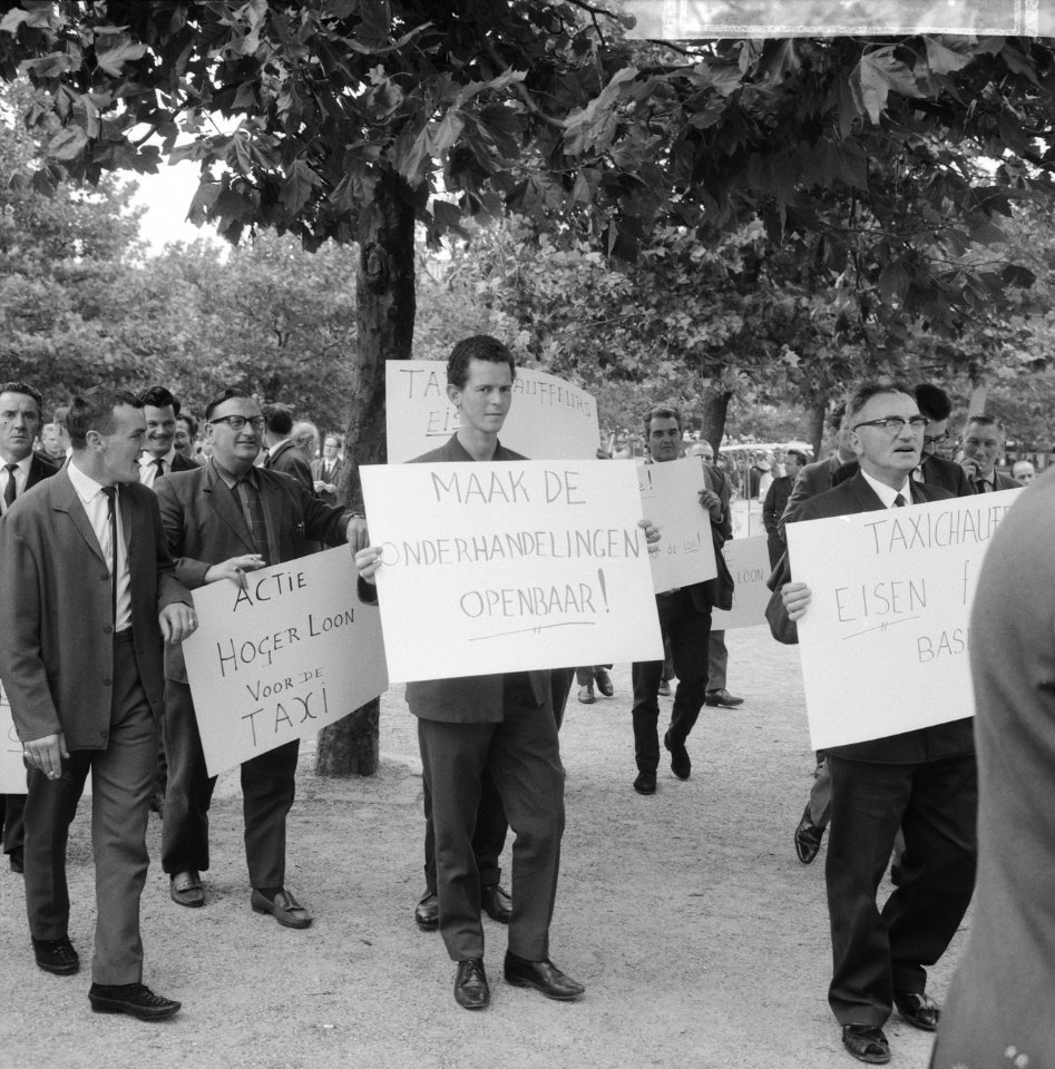 200 Taxichauffeurs staken, met leuzen trokken zij langs d kantoren, Bestanddeelnr 918-1987