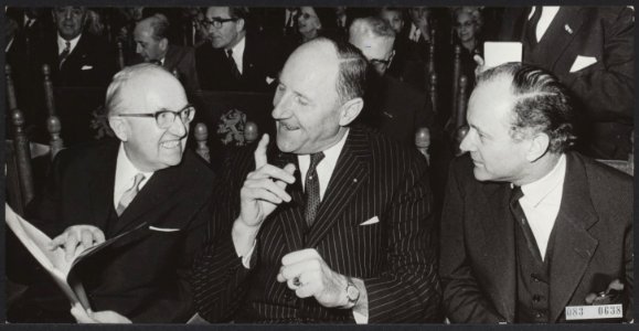20 jarig bestaan van de Europese Beweging Minister Luns in gesprek met Lord Cha, Bestanddeelnr 083-0638