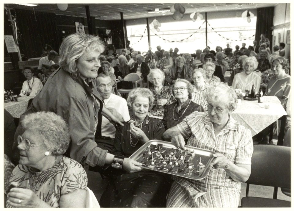 20 jaar Dienstencentrum aan de Laan van Berlijn. Peka Deening temidden van haar gasten