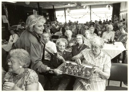 20 jaar Dienstencentrum aan de Laan van Berlijn. Peka Deening temidden van haar gasten