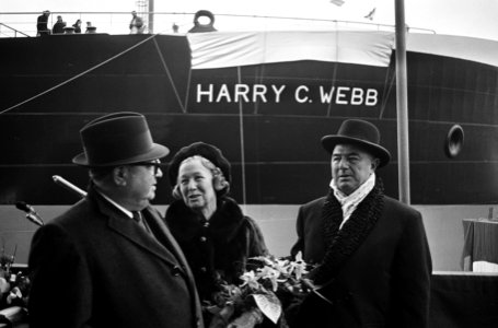 100e tewaterlating bij Verolme, v.l.n.r. Verolme, mevrouw Webb en H. C. Webb (op, Bestanddeelnr 917-4162