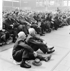 20000 bejaarden demonstreren voor meer AOW in Irenehal te Utrecht, overzicht, Bestanddeelnr 916-4134