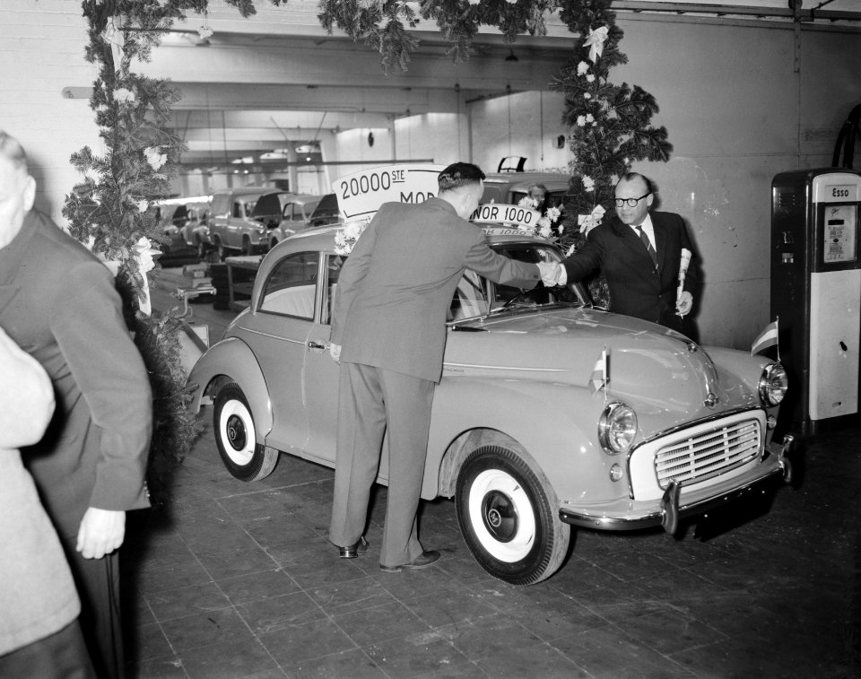 20000ste Morris Minor 1000 loopt van de band bij Molenaars autofabrieken te Ame, Bestanddeelnr 909-2909