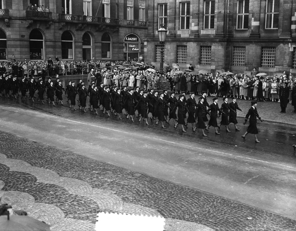 10 jaar Marvo defile te Amsterdam voor koningin Juliana, Bestanddeelnr 906-8000