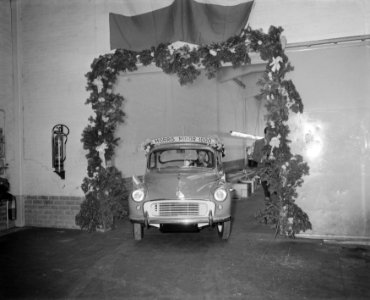 20000ste Morris Minor 1000 loopt van de band bij Molenaars autofabrieken te Ame, Bestanddeelnr 909-2913