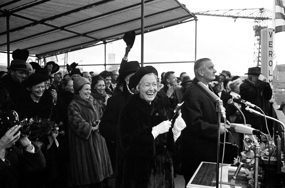 100e tewaterlating bij Verolme, v.l.n.r. Verolme, mevrouw Webb en H. C. Webb (op, Bestanddeelnr 917-4163