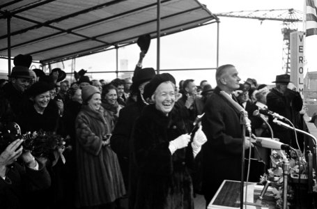100e tewaterlating bij Verolme, v.l.n.r. Verolme, mevrouw Webb en H. C. Webb (op, Bestanddeelnr 917-4163