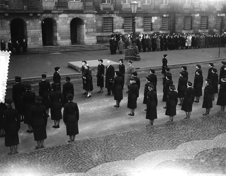 10 jaar Marvo defile te Amsterdam voor koningin Juliana, Bestanddeelnr 906-7997