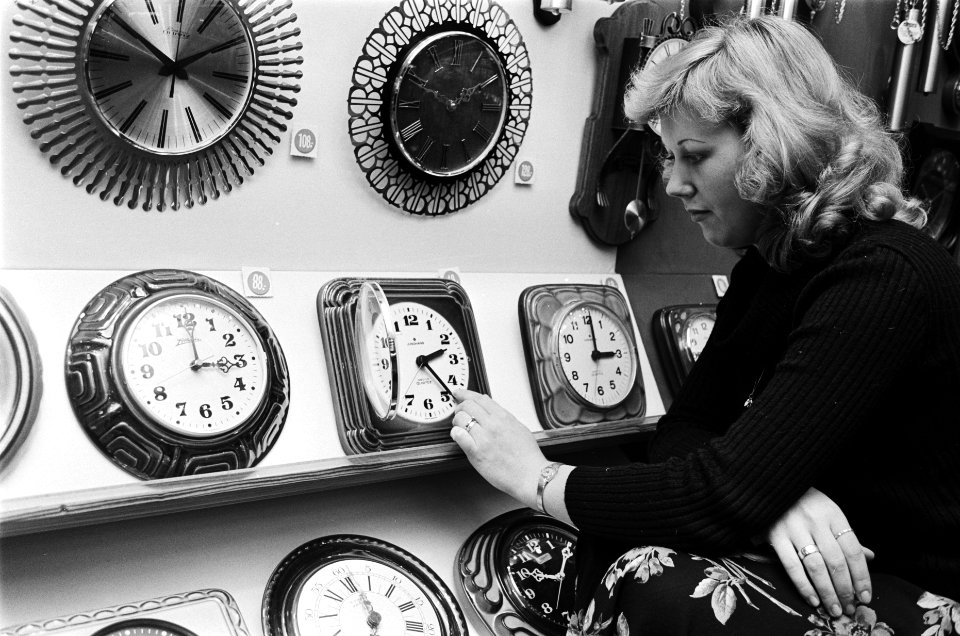 1 april gaat zomertijd in dame zet klokken 1 uur vooruit, Bestanddeelnr 929-6446