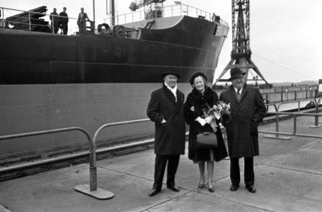 100e tewaterlating bij Verolme, v.l.n.r. Verolme, mevrouw Webb en H. C. Webb (op, Bestanddeelnr 917-4165
