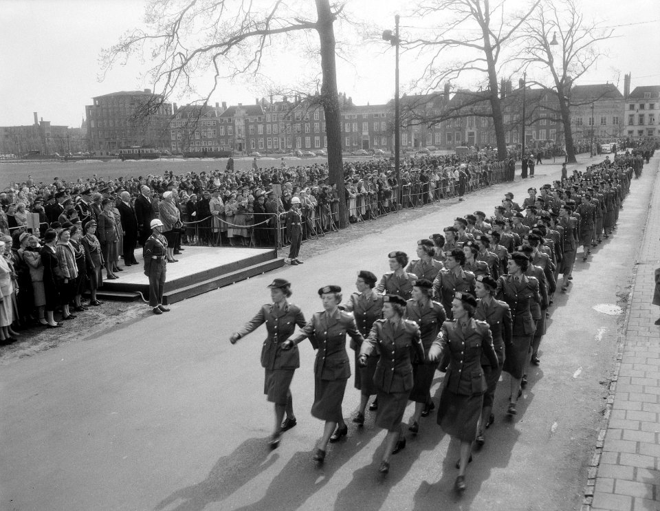 10-jarig bestaan Milva defile van de Koningin Den Haag, Bestanddeelnr 906-4499