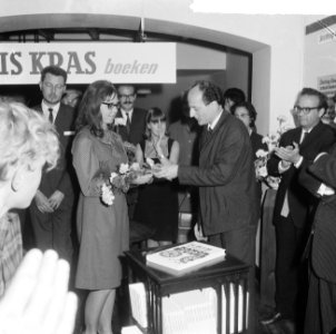 10 jaar Kris Kras (jeugdblad), de prijswinnares ontvang prijs van de heer Vaarzo, Bestanddeelnr 917-0746