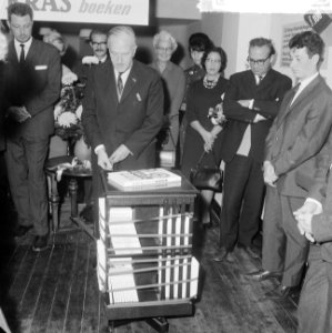 10 jaar Kris Kras (jeugdblad), de opening van de tentoonstelling door mr. A. de , Bestanddeelnr 917-0747