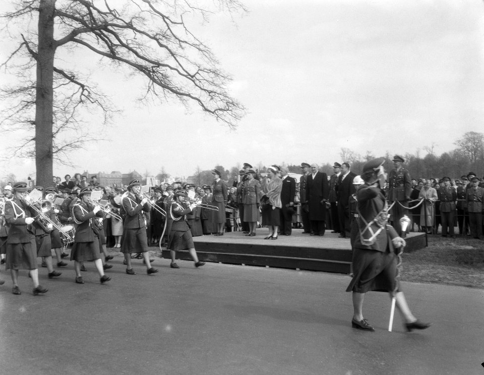 10-jarig bestaan Milva defile van de Koningin Den Haag, Bestanddeelnr 906-4496