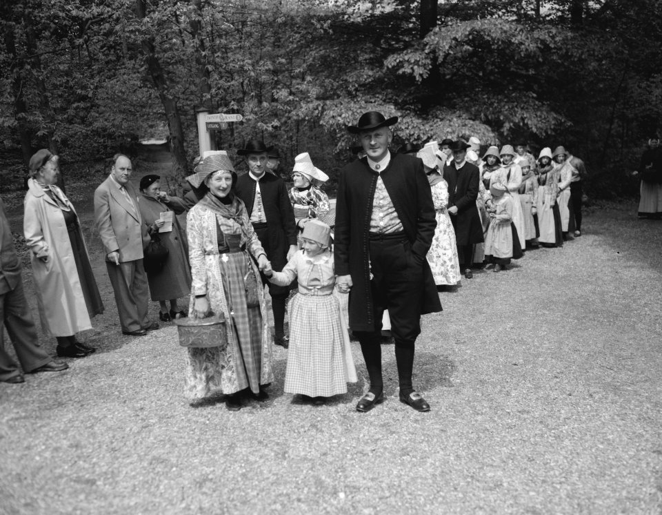 10 jarig bestaan van het Landelijk comite van de klederdrachtenverzameling van P, Bestanddeelnr 909-5707