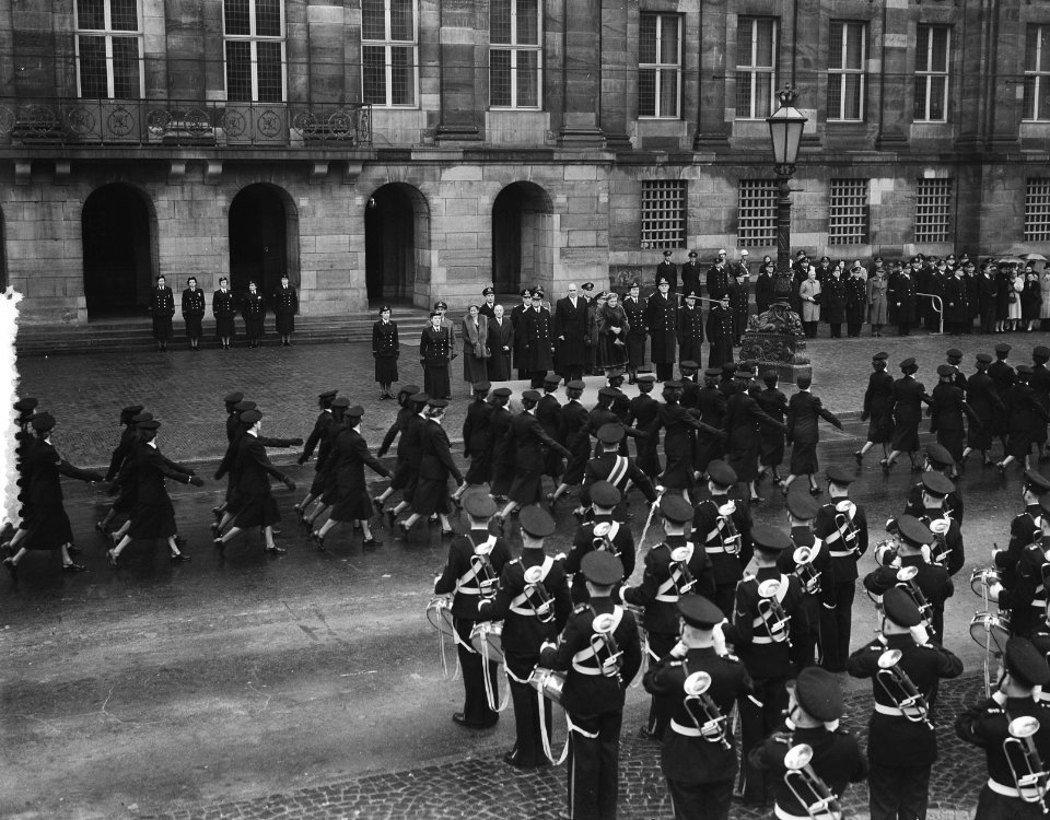 10 jaar Marvo defile te Amsterdam voor koningin Juliana, Bestanddeelnr 906-8006