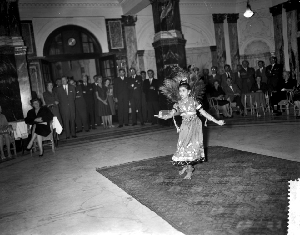 10 jaar Unesco Centrum Nederland , 9-jarige Sathti Kaul danst, Bestanddeelnr 910-7721