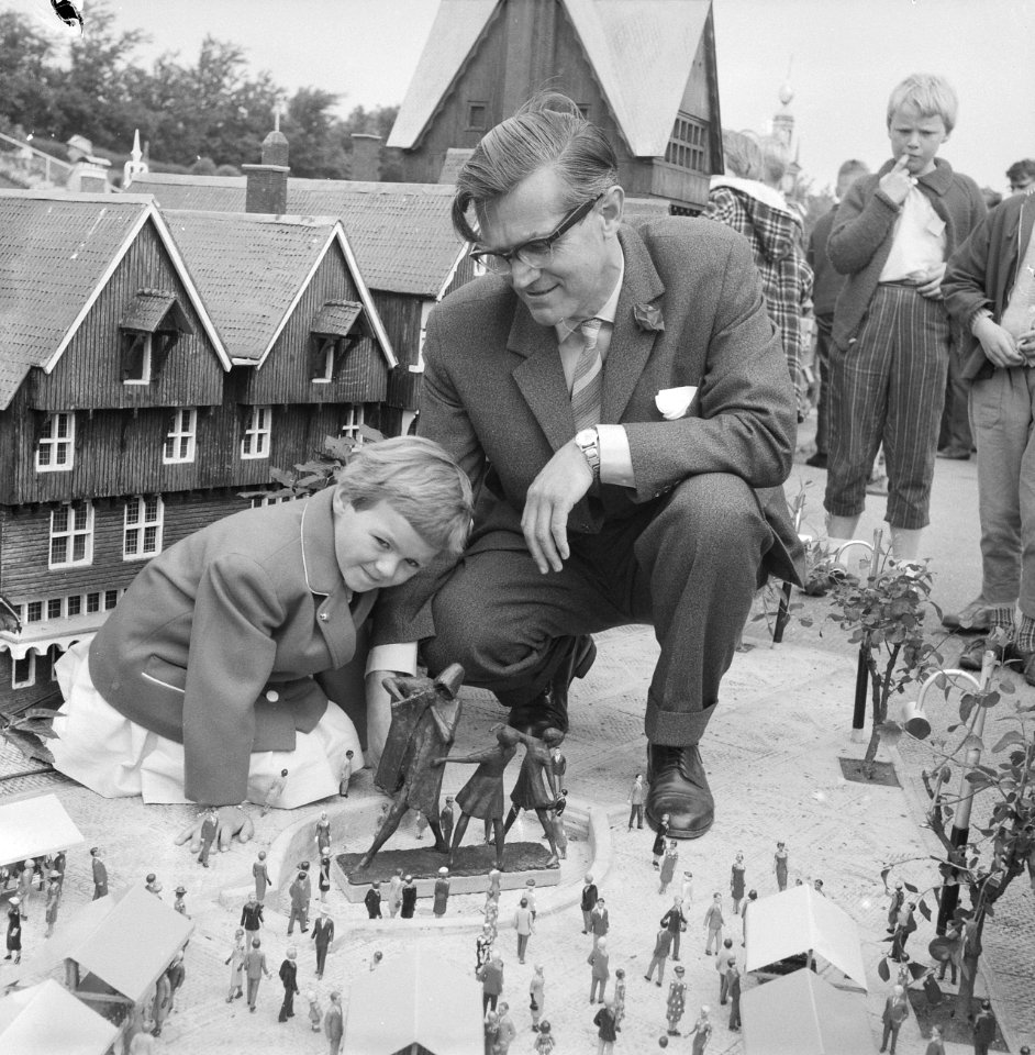 10 jaar Madurodam ( Marja Verhey onthulde een bronzen beeldje in bijzijn van dir, Bestanddeelnr 914-0907