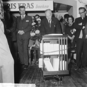 10 jaar Kris Kras (jeugdblad), de opening van de tentoonstelling door mr. A. de , Bestanddeelnr 917-0748