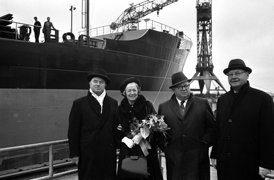 100e tewaterlating bij Verolme, v.l.n.r. Verolme, mevrouw Webb en H. C. Webb (op, Bestanddeelnr 917-4160