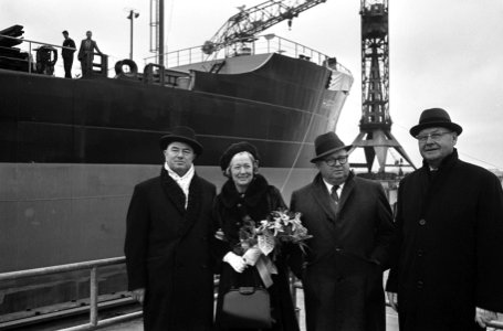100e tewaterlating bij Verolme, v.l.n.r. Verolme, mevrouw Webb en H. C. Webb (op, Bestanddeelnr 917-4160