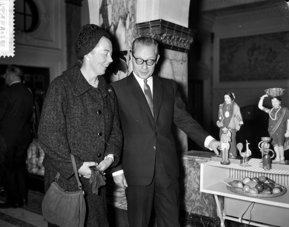 10 jaar Unesco Centrum Nederland , dr Den Hollander e mevrouw Van Hall bekijken, Bestanddeelnr 910-7723