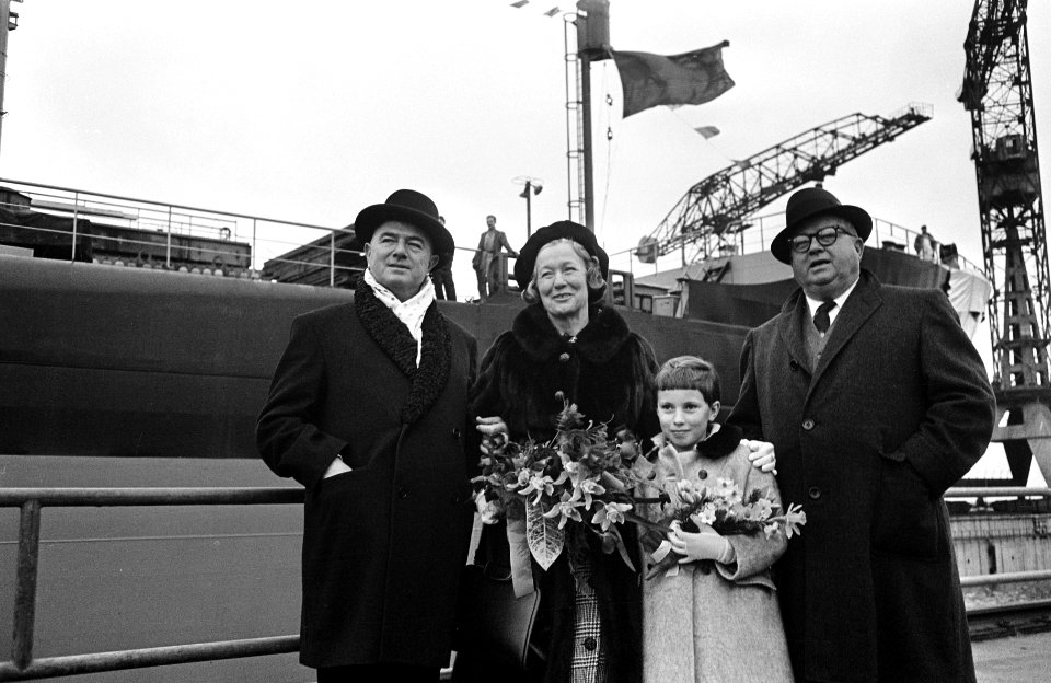 100e tewaterlating bij Verolme, v.l.n.r. Verolme, mevrouw Webb en H. C. Webb (op, Bestanddeelnr 917-4166
