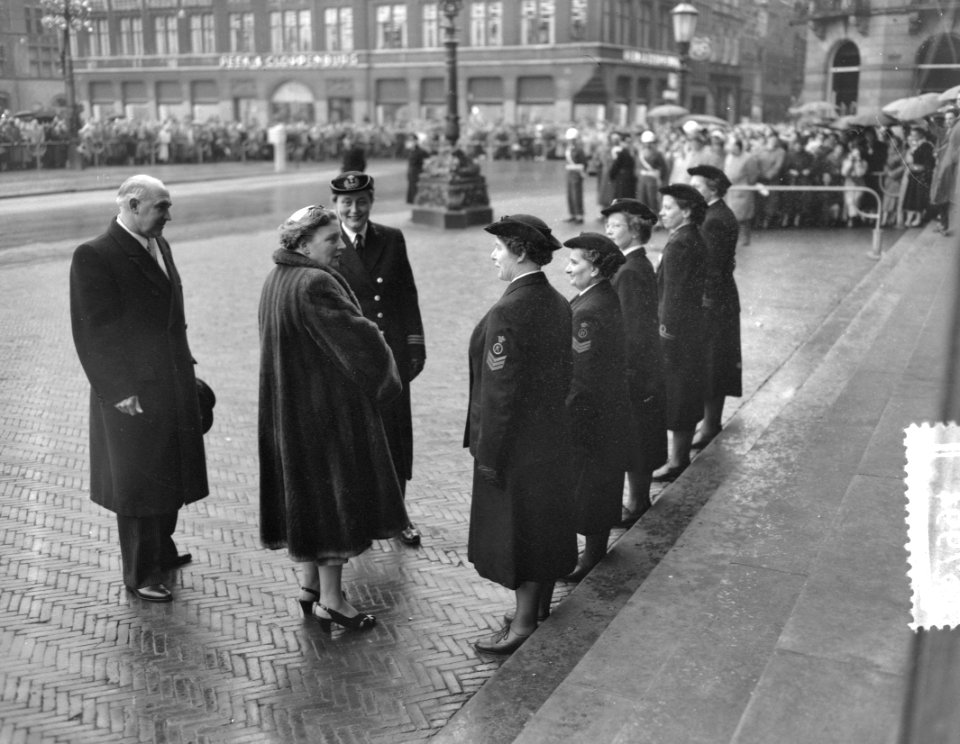 10 jaar Marvo defile te Amsterdam voor koningin Juliana, Bestanddeelnr 906-7994