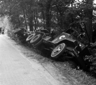 10-ton truck in greppel bij Bergen op Zoom, Bestanddeelnr 905-3275