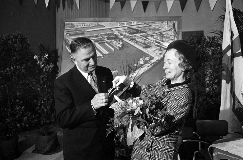 100e tewaterlating bij Verolme, v.l.n.r. Verolme, mevrouw Webb en H. C. Webb (op, Bestanddeelnr 917-4164