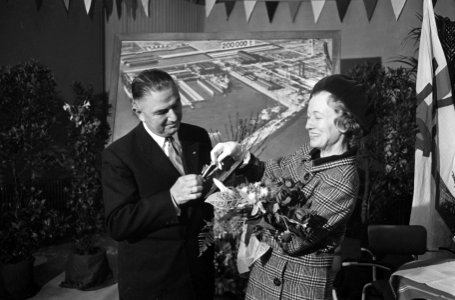 100e tewaterlating bij Verolme, v.l.n.r. Verolme, mevrouw Webb en H. C. Webb (op, Bestanddeelnr 917-4164